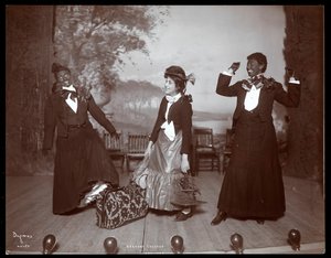 Una scena da The Junior Show, una produzione amatoriale presentata dagli studenti del Barnard College, New York, 1905 (stampa al gelatino d
